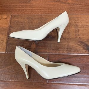 Vintage Ivory Pointy Toe Heels